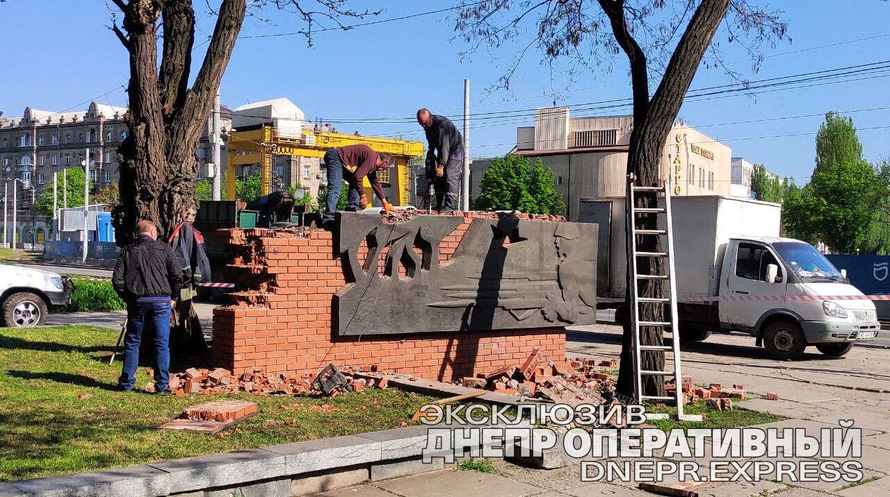 демонтаж советского памятника